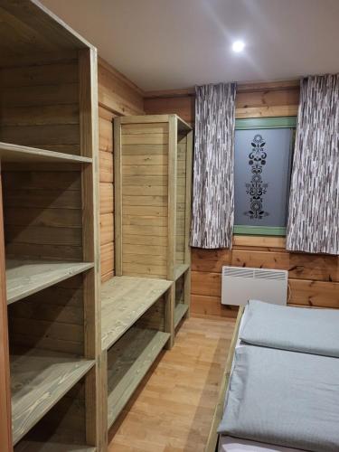 拉特西杰尔西公寓的卧室配有木制架子和1张床