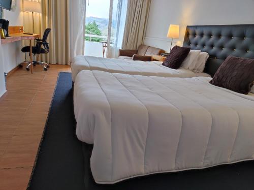 富尔纳斯维斯塔多河谷酒店的酒店客房内的一张床铺