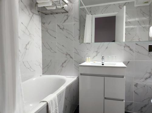 富尔纳斯维斯塔多河谷酒店的白色的浴室设有水槽和浴缸。