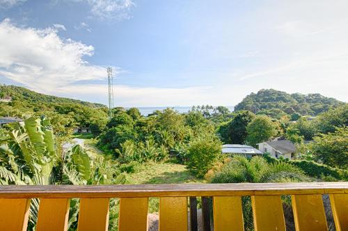 高兰Villa Siam Lanna at Kantiang Bay的房屋的阳台享有风景。