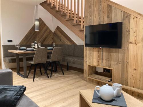 大基希海姆das MARX - Gasthof Marx - Apartments的客厅配有电视和一张沙发桌