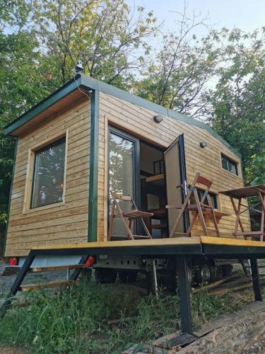 KaramusalTiny House in Garden with Sea View的一辆拖车顶上的小房子