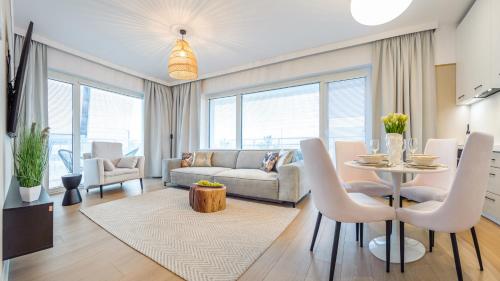 科沃布热格Apartament Lux Tukan B002, Polanki Aqua - Holiday City的客厅配有沙发和桌子