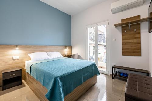 里托楚伦ATHENAIS CENTRAL的一间卧室配有一张带蓝色床罩的床