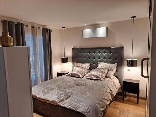 尚贝里Boigne Sweet Suite的一间卧室配有一张大床和两个枕头