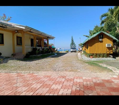 圣胡安海风海滨之家和度假小屋的建筑物旁有砖砌车道的房子