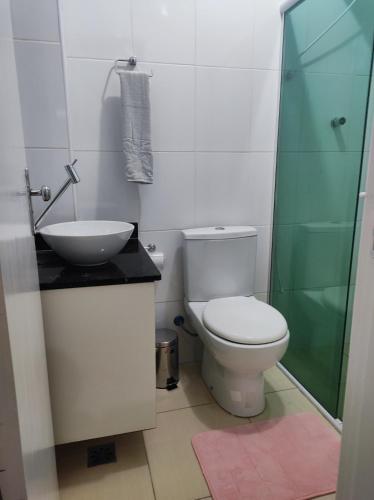 圣维森特岛Lindo apto vista lateral do mar Itararé São Vicente的浴室配有卫生间、盥洗盆和淋浴。