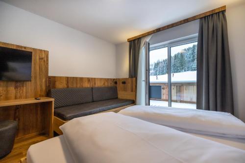 斯拉德明Gästehaus Mirzl的酒店客房设有两张床和窗户。