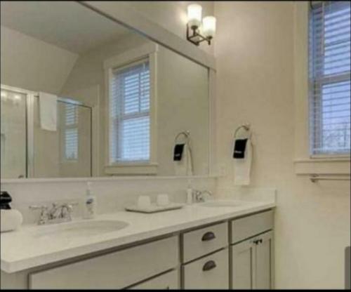 塞拉戴克The Coastal Inn的白色的浴室设有两个盥洗盆和镜子