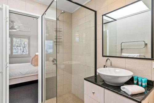 伦诺克斯角Rayner's Secret的一间带水槽和玻璃淋浴的浴室