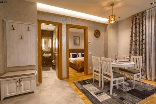 兹拉蒂博尔Kalman SPA&GYM的配有一张床和一张桌子及椅子的房间