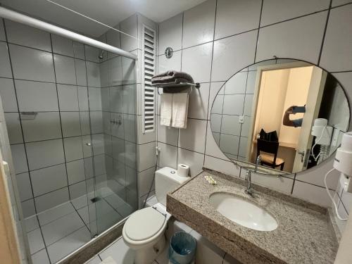 巴雷里尼亚斯Flat no Resort Gran Lençóis的一间带卫生间、水槽和镜子的浴室