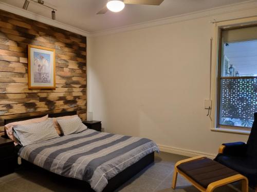 Norton SummitSunset Hues -Enjoy Peace & Nature的卧室配有床、椅子和窗户。