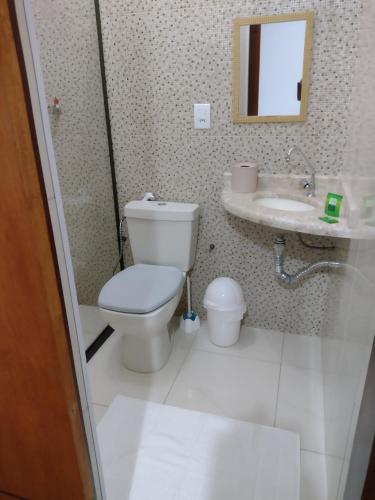 卡尚布Alvorada Guest House的一间带卫生间和水槽的浴室