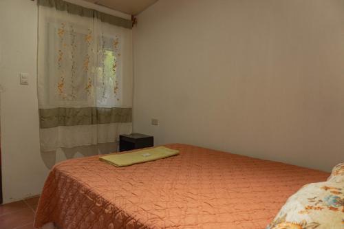 圣胡安拉拉古纳Posada Woochooch的一间卧室配有一张黄色毯子床