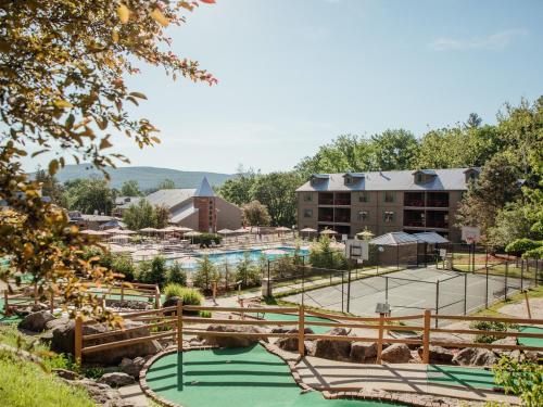 South LeeHoliday Inn Club Vacations Oak n Spruce Resort in the Berkshires an IHG Hotel的网球场