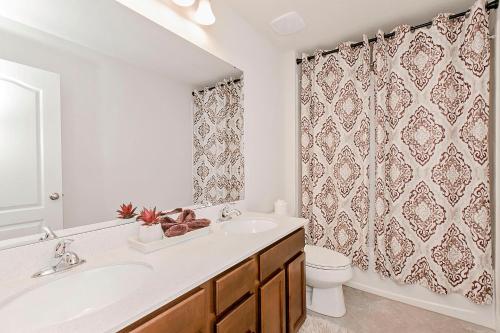 桑福德Spacious 4 Bed Home near Orlando Gated Pool Access的浴室配有水槽、卫生间和浴帘