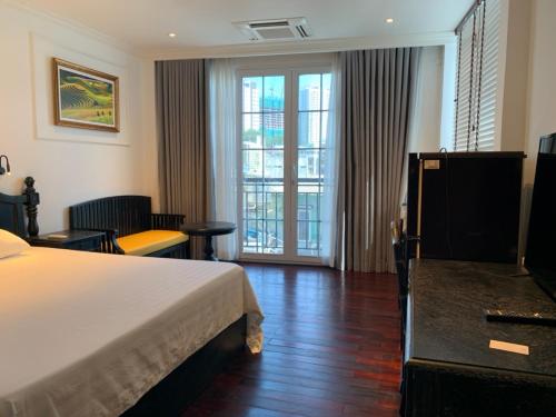 胡志明市My Stay Hotel & Apartment的酒店客房,设有床和滑动玻璃门