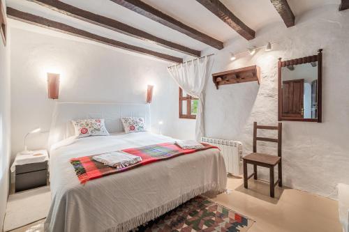 福纳卢奇Se Teulere的白色卧室设有床铺和木制天花板
