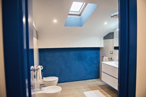 韦内蒂科Karma Resort的浴室配有卫生间、水槽和天窗。