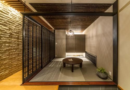 高山villa-rizo 山田的砖墙间里带桌子的走廊