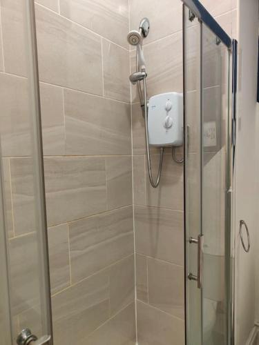 伯明翰Newhall Apartment的浴室里设有玻璃门淋浴