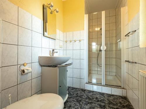 格洛韦Doppelhaushälfte in Glowe - D 120.008的浴室配有卫生间、盥洗盆和淋浴。