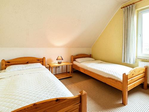 格洛韦Doppelhaushälfte in Glowe - D 120.008的一间卧室设有两张床和窗户。