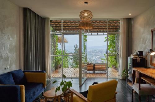 基加利Eagle View Lodge - Kigali的带沙发和大窗户的客厅