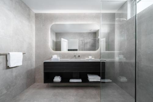 谢珀顿谢珀顿广场品质酒店的一间带水槽和镜子的浴室