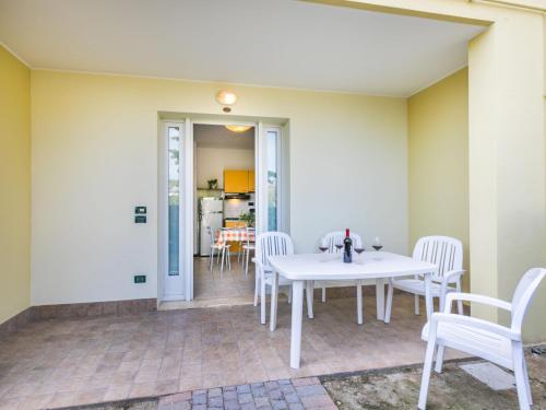 杜纳维德Apartment Robinia-Pinetine-4 by Interhome的庭院配有白色的桌椅