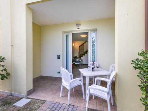 杜纳维德Apartment Robinia-Pinetine-2 by Interhome的庭院配有白色的桌椅