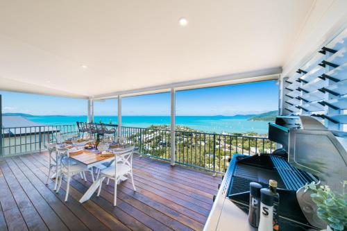 埃尔利海滩South Hamptons Beach House的阳台配有桌子,享有海景。