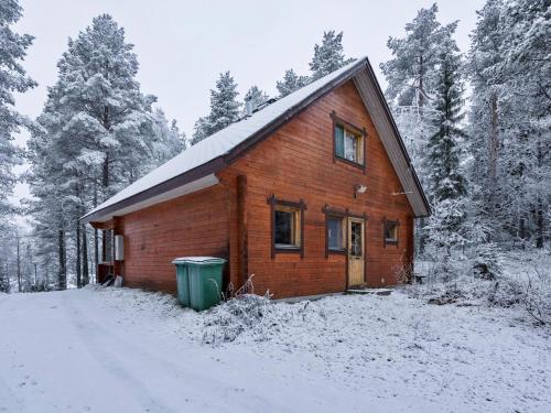 NissiHoliday Home Hillakumpu by Interhome的雪中带垃圾桶的木屋