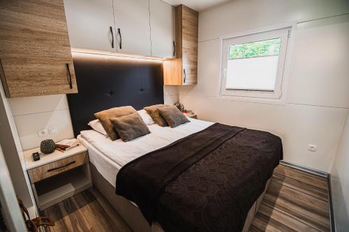 卡特兹奥布萨维Premium Mobile Homes with thermal riviera tickets的一间小卧室,配有床和窗户