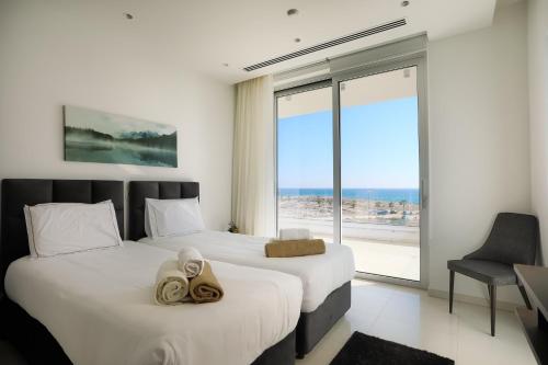 阿依纳帕Sea Pearl Beachfront Villas - Breeze的海景客房 - 带两张床