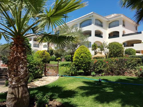 马贝拉Vista Hermosa Marbella的一座建筑前的棕榈树