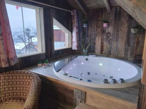 蒙查往Chalet La Plagne jacuzzi vue top的窗户客房内的大浴缸