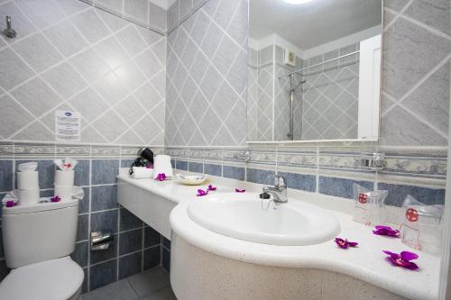 奥纳埃尔马尔克斯酒店的一间浴室