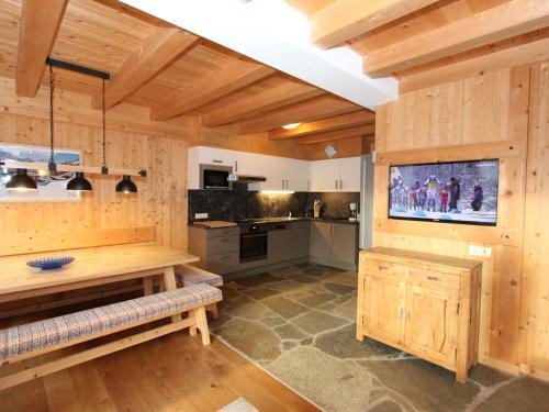 JunsChalet Chalet Elisabeth by Interhome的一个带木墙和平面电视的大厨房