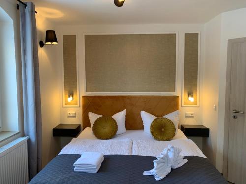 MüglitztalPension Gesundbrunnen的一间卧室配有一张床,上面有两条毛巾