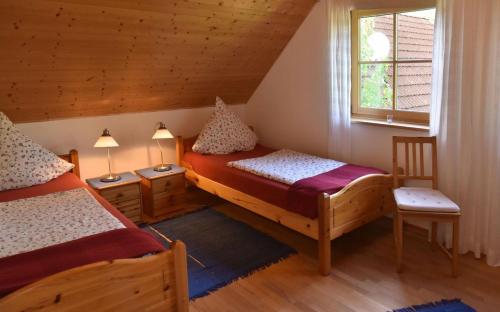 Ferienhäuser Bellana的一间卧室设有两张床和窗户。