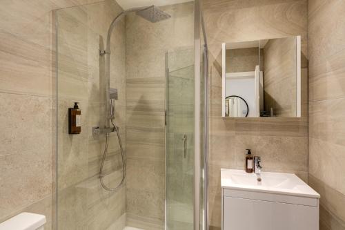 豪士罗Hounslow Apartments by Charles Hope的带淋浴和盥洗盆的浴室