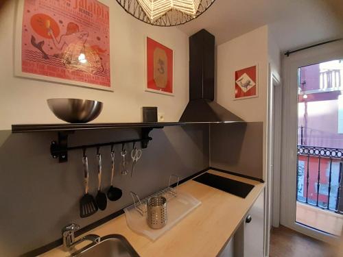 贝梅奥Andra Mari Apartamentu Turistikoak的厨房配有水槽和带餐具的台面