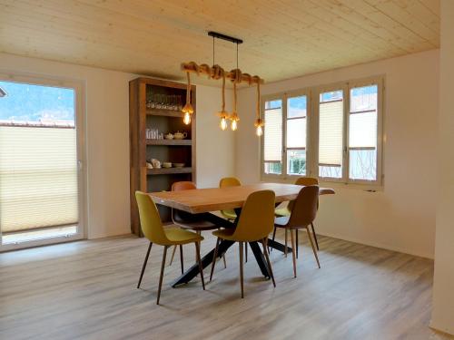 因特拉肯Holiday Home Chalet Dori by Interhome的一间带木桌和椅子的用餐室
