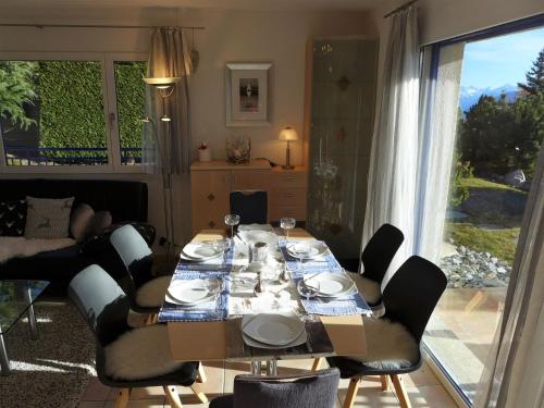 布鲁士Holiday Home Maison N-35 by Interhome的一间带桌椅和窗户的用餐室