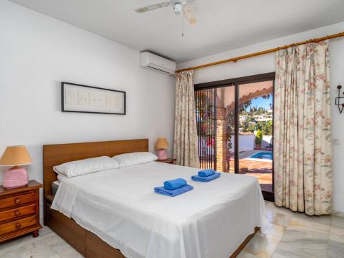 锡蒂奥卡拉翁达Villa Luna by Interhome的一间卧室配有一张带蓝色毛巾的床