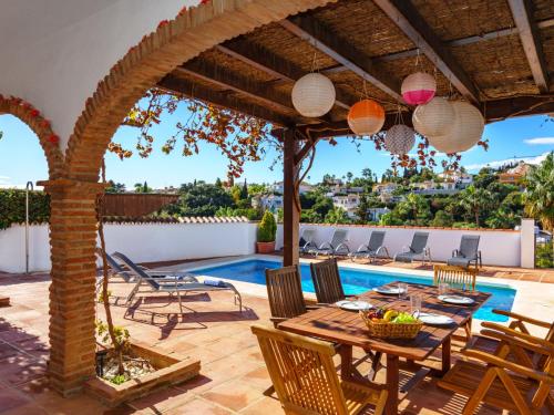 锡蒂奥卡拉翁达Villa Luna by Interhome的一个带桌椅的庭院和一个游泳池