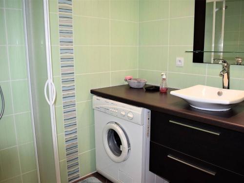 佩罗斯-吉雷克Appartement Perros-Guirec, 2 pièces, 4 personnes - FR-1-368-151的一间带洗衣机和水槽的浴室