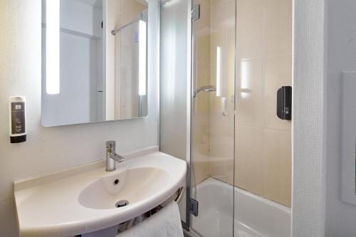舍维伊拉吕B&B HOTEL Orly Chevilly-Larue - Nationale 7的白色的浴室设有水槽和淋浴。